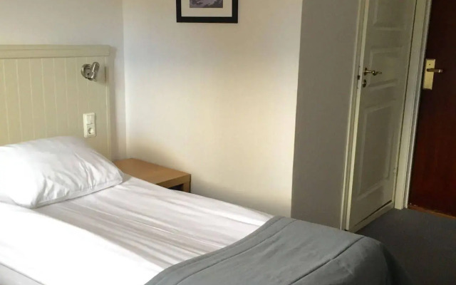 Adels Lågprishotell