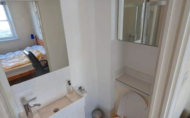 Cheerful 4 Bedroom Home in the Heart of London