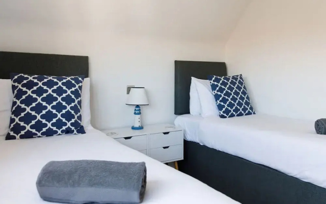 Coastal Retreat for 6 Close to Beaches