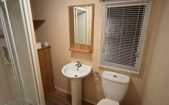 2 Bed Caravan - Sleeps 6 - Pet Friendly, Parking