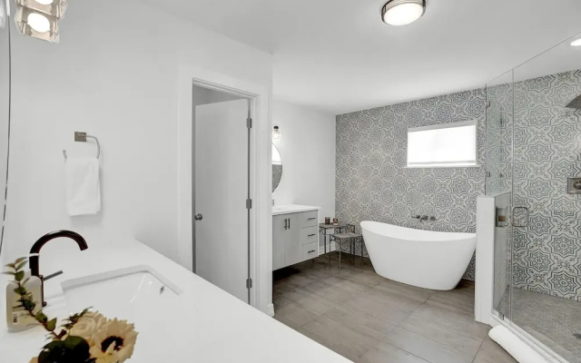 Stunning Luxury Rental Near Main W/hot-tub&firepit