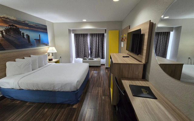 Days Inn & Suites by Wyndham Tampa/Raymond James Stadium