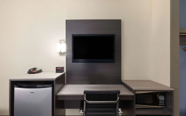 Travelodge by Wyndham Perry National Fairgrounds Area I-75