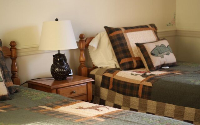 Edgewater Inn & Riverside Grill