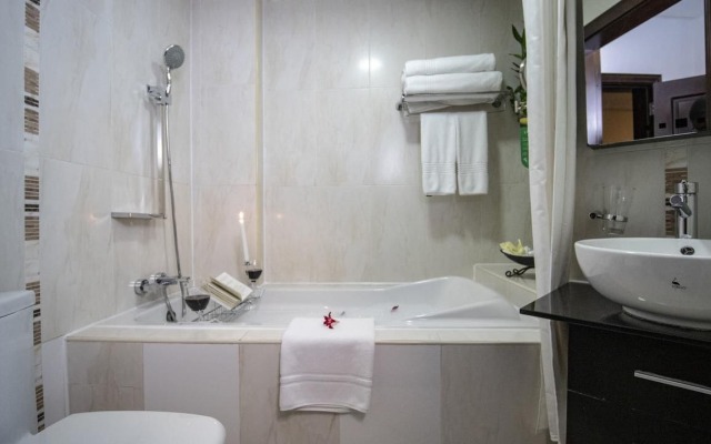 Oak Plaza Hotels - East Airport