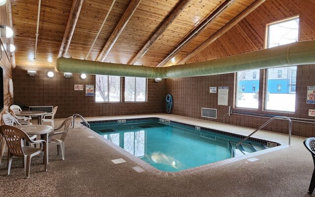 Pine Peaks Lodge & Suites