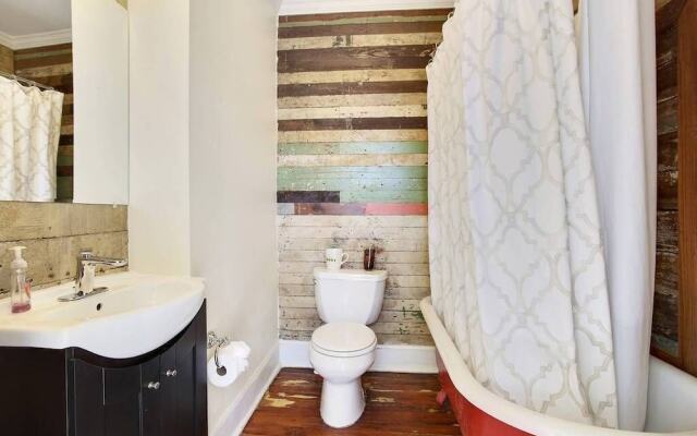 Montgomery Apartments on Magazine Street