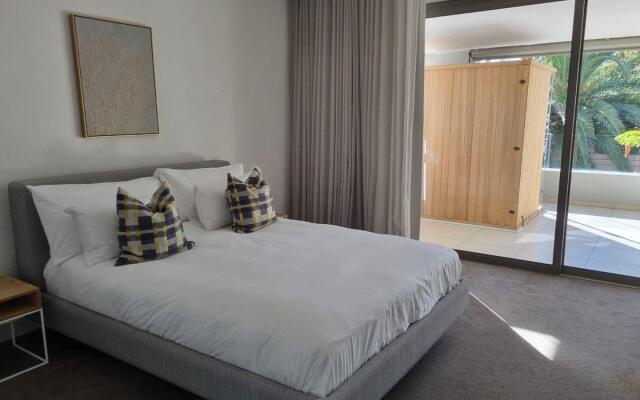 Amara Lincoln - 100m From Camps Bay Beach