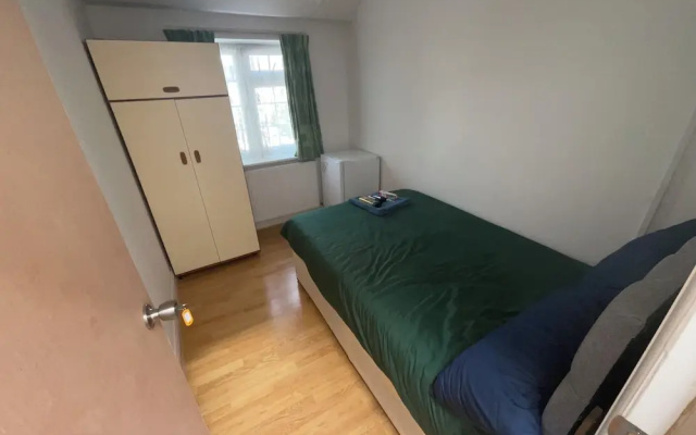 New Malden - 4 Beds - Sleeps 8 - Garden - Wifi