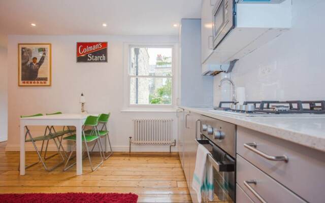 Spacious 1 Bedroom Apartment with Balcony Close to Tube