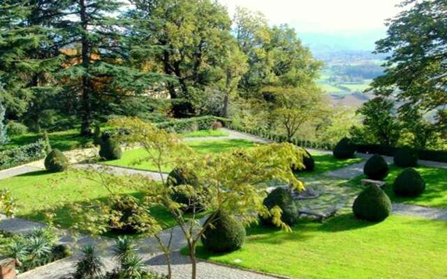 Belvilla by OYO Apartment in Castle With Garden