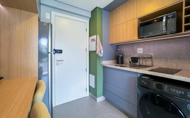 Studio novíssimo, completo e muito bem localizado