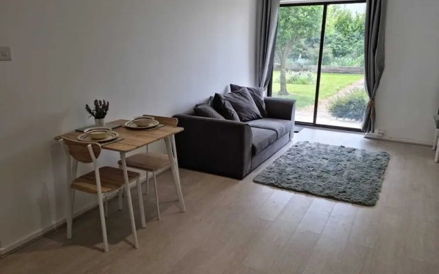 360 Serviced Accommodations - Waterfront Retreat - Modern Apartment