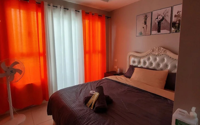 Budget Stay with Bay & City Lights View