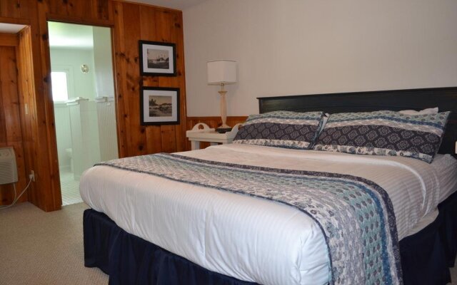 Buzz's Lakeside Inn