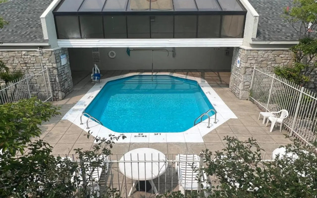 Days Inn & Suites by Wyndham Monroe