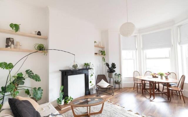 Spacious 2 bedroom sea view flat. Sleeps 6