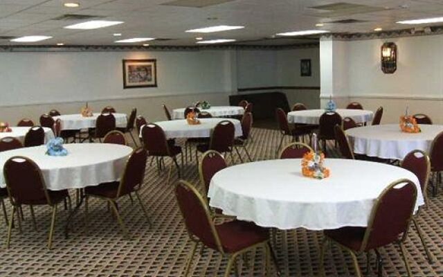 A Victory Inn & Suites - Muskegon