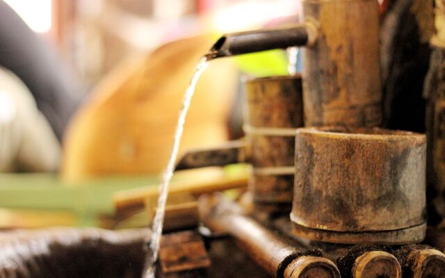 Many People Inn Shen Shan Road