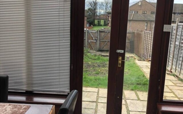 Immaculate 3-bed House in Farnham Royal Slough