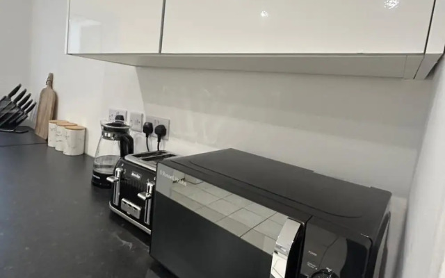 Modern Cosy Spacious 4 Bedroom House