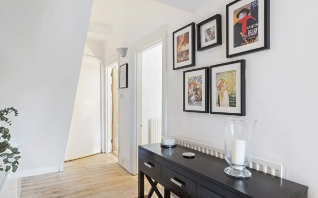 Contemporary 1 Bedroom Apartment in Hammersmith, London