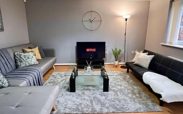 Modern 3 BR House for Contractors