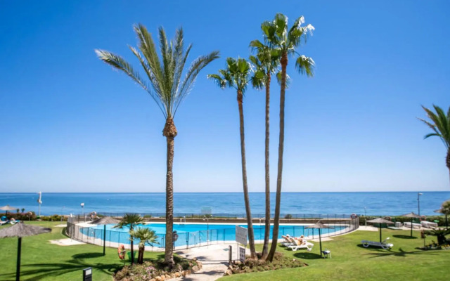Beach-line apartment with 3 bedrooms in Estepona