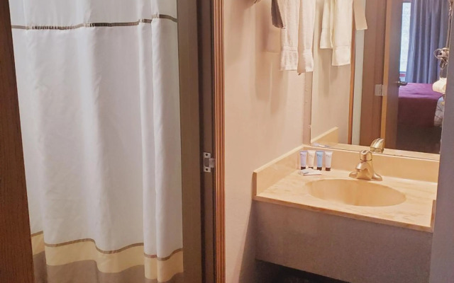 Blackstone Lodge & Suites