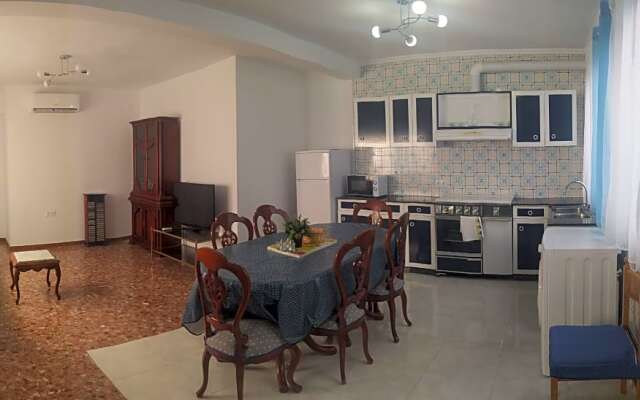 A Beautiful Spacious Two Bedroom Apartment Cb8ev