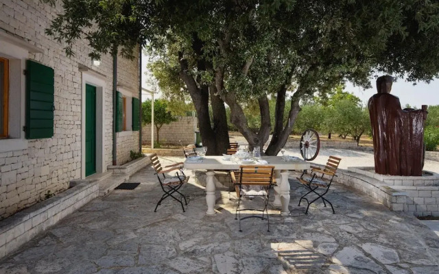 Charming Villa With Swimming Pool