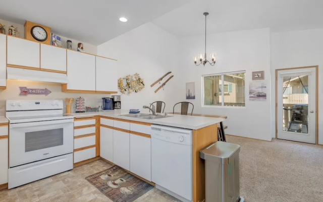 Alpine Family Haus 2 Bedroom Condo by NW Comfy Cabins by RedAwning