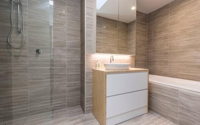 Executive 2 Storey Apartment with Pool