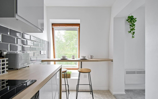 No. 8 - Top Floor Modern Apartment