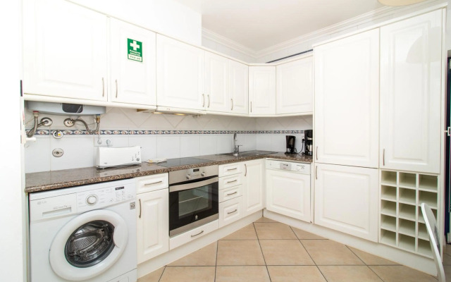 Oura Sunrise II Apartment by Stay-ici, Algarve Holiday Rental