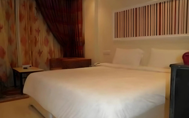 Marina Royal Hotel Suites