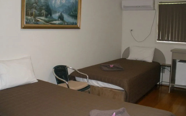 Palms Oasis Motel