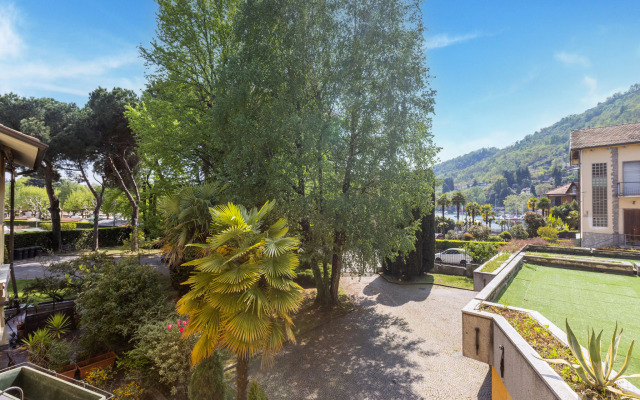 Snug apartment in Lesa with balcony