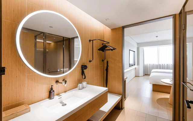 Ji Hotel (Shanghai Lujiabang Road Metro Station)