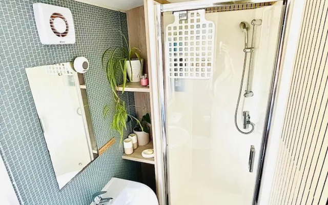 Cozy Newquay Lodge With Private Hot Tub,