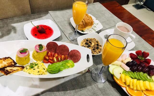 Lia Amanda, 2B con cocinero para desayuno Santiago DR