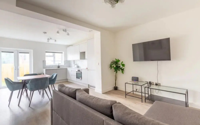 Contemporary 2 Bedroom in West London