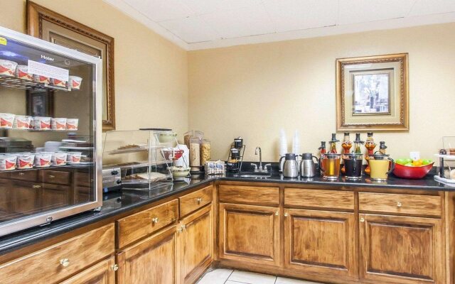 Clarion Inn & Suites University Center