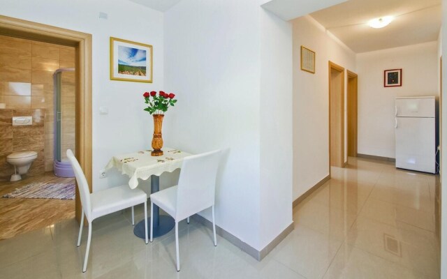 Stunning Home in Mali Rat With Wifi and 2 Bedrooms