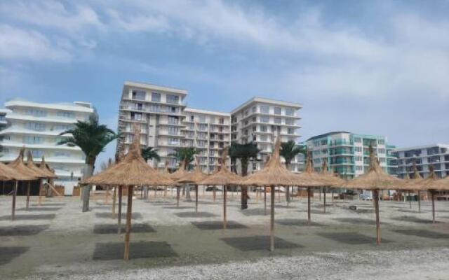 Blue Wave 2 Primul Bloc La Mare