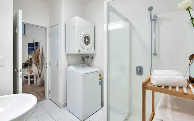 Awesome Cool Beachy 2BR CBD Gem Wifi