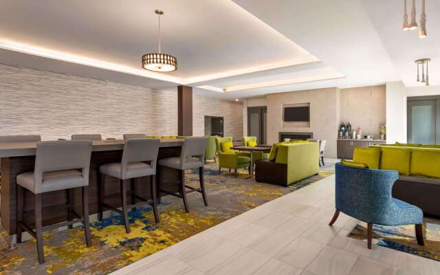 La Quinta Inn & Suites by Wyndham Orlando - IDrive Theme Parks