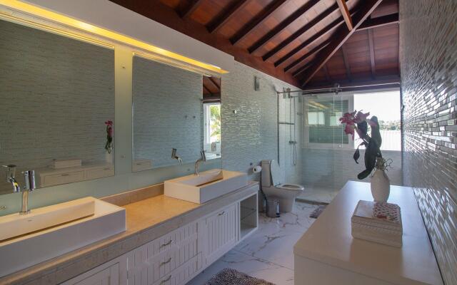 Mansão Pé na Areia da Ferradura Por Luxury Rentals