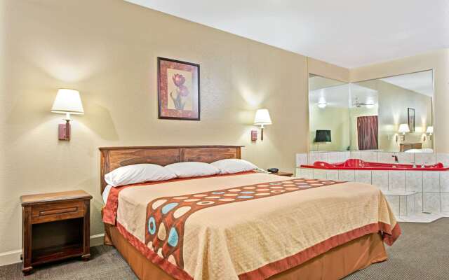Super 8 by Wyndham St. Louis Airport