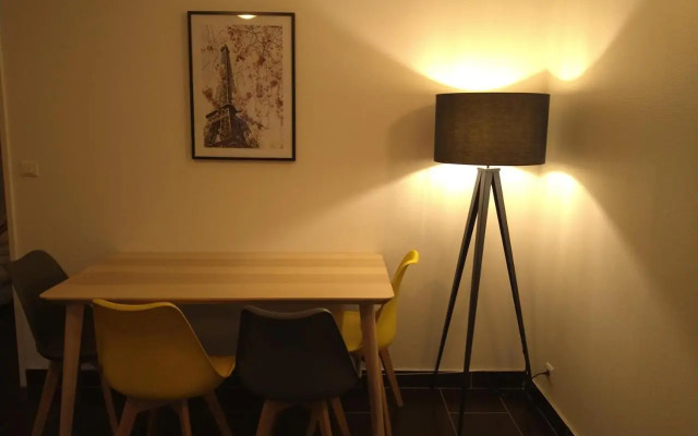 5 mn (450 m) walk Metro/La Defense/3BR/8Pers